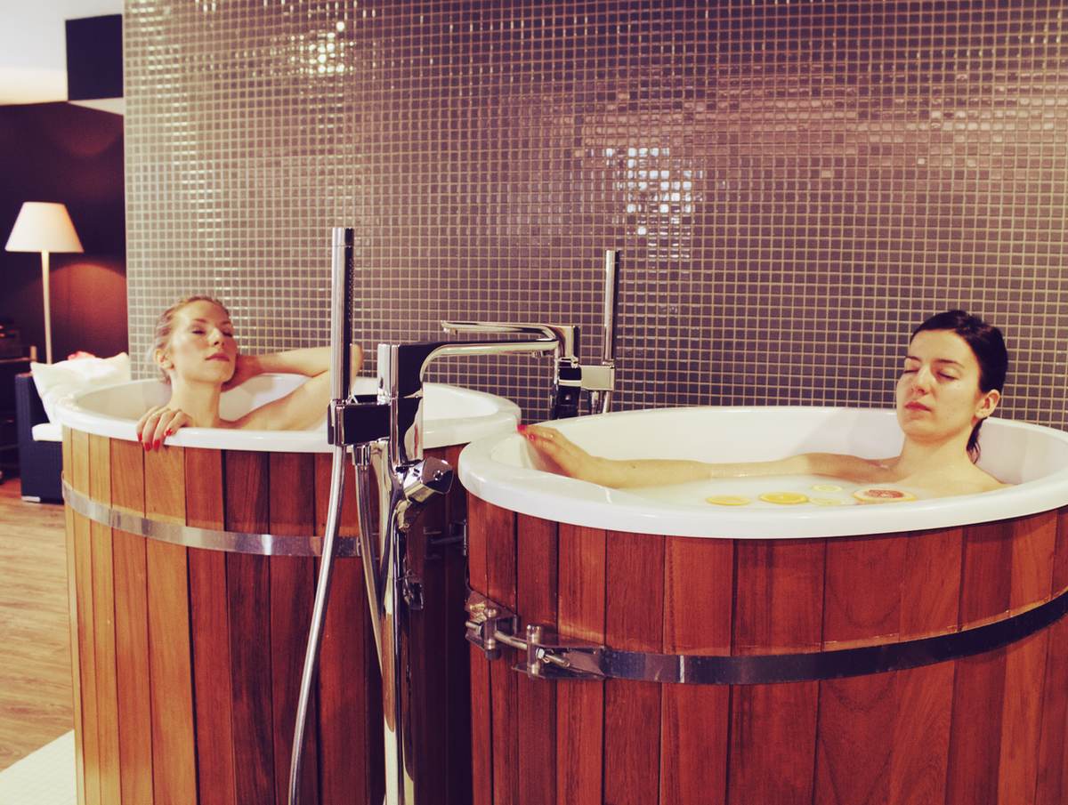 przyjaciolki relaksujace sie w spa hotelu poziom