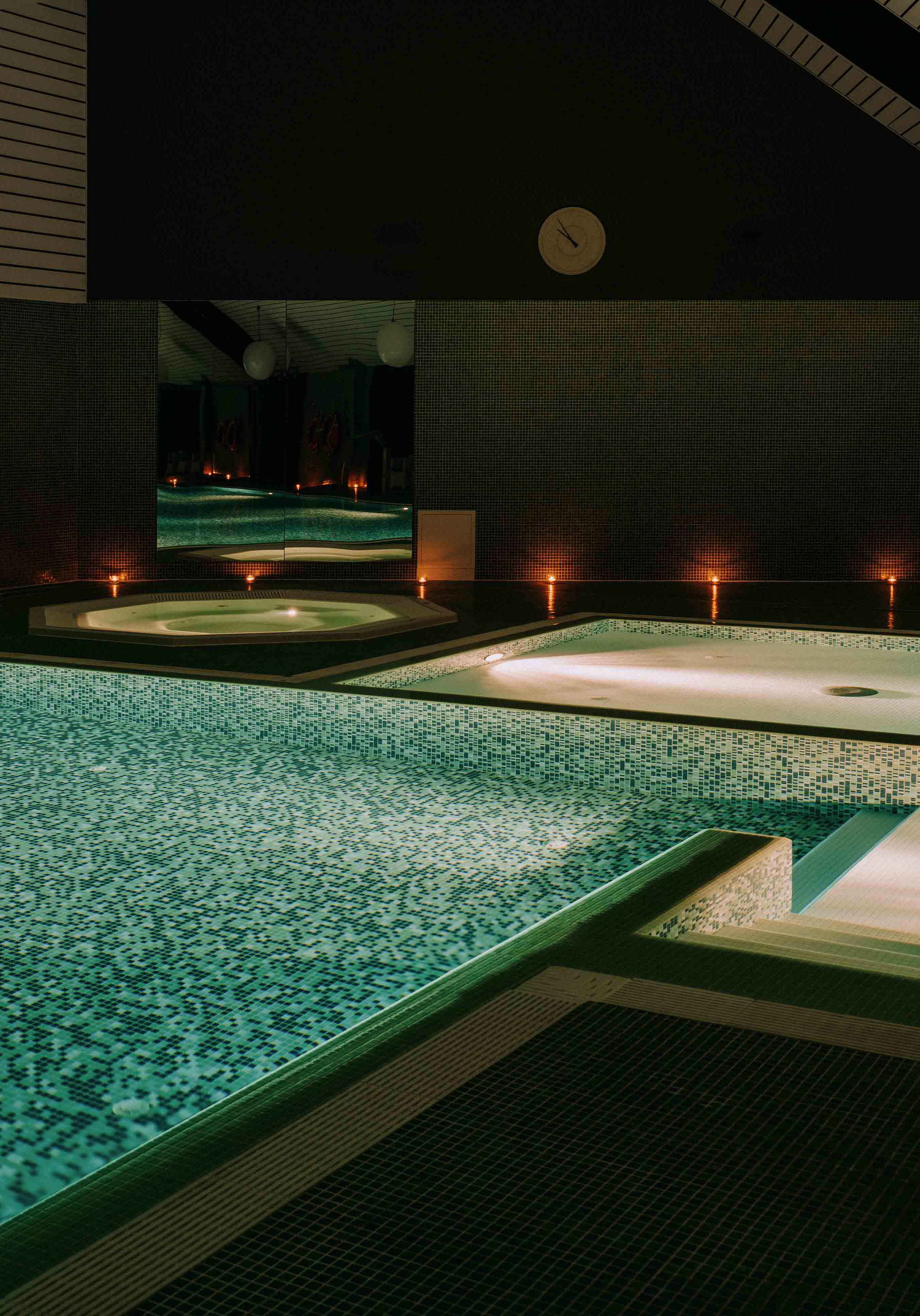 night swimming z kieliszkiem prosecco w hotelu poziom