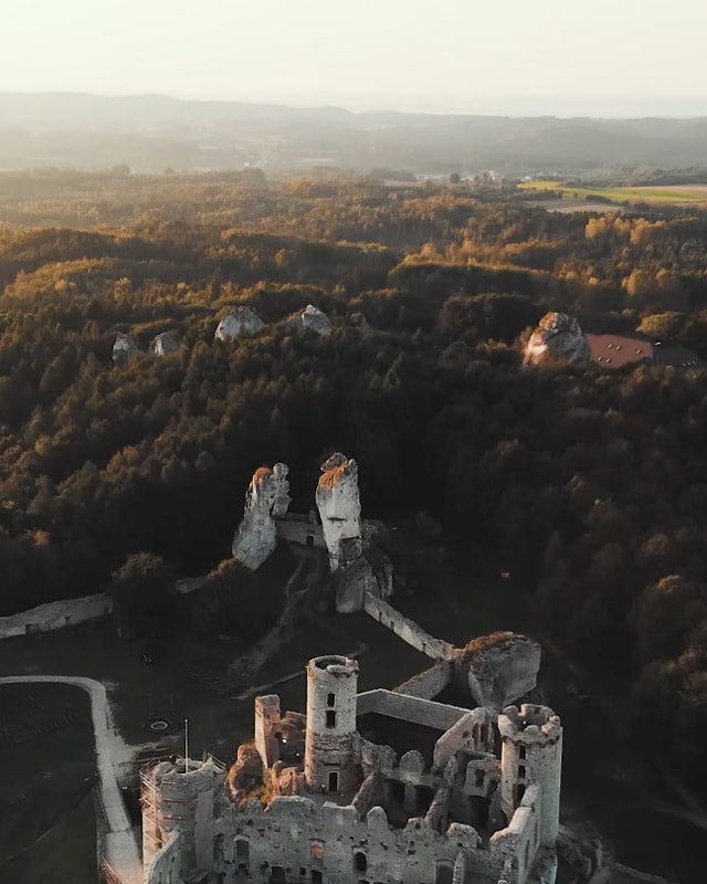 widok na zamek ogrodzieniec z lotu ptaka