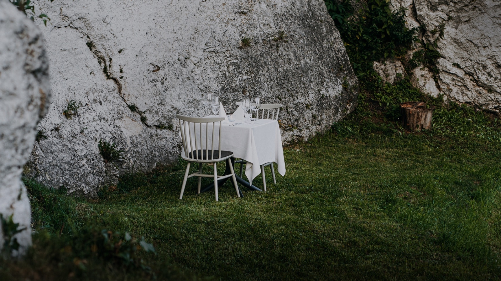stolik przy skalach restauracja hotelowa poziom